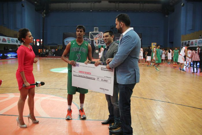 Bengaluru_Beast_s_Yashas_Ramesh_receives_the_player_of_the_match_award_from_Mr_Tehseen_Poonawalla_and_Mr_Aseem_Khan__VP__Business_Development__of_UBA_India