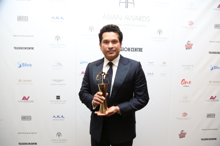 SRT_honoured_with_Fellowship_at_The_Asian_Awards__London