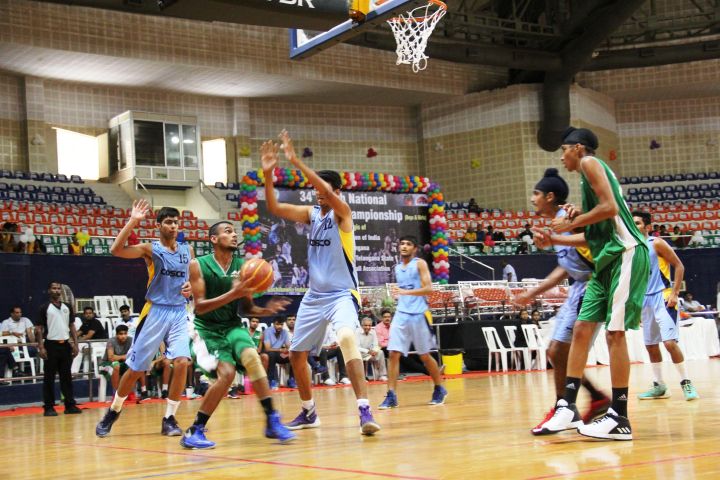 Delhi_centre_Aryan__guards_the_paint_against_Haryana_during_their_overtime_loss